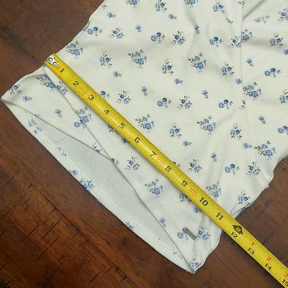 Hollister Floral Baby Tee - Picture 4 of 10